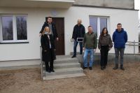 komisja odbierająca przed budynkiem