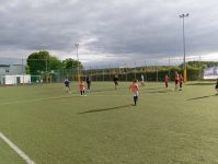 Dzieci grające na boisku w piłkę nożną