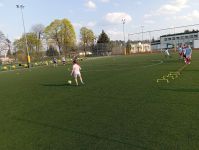 Dzieci grające na boisku w piłkę nożną